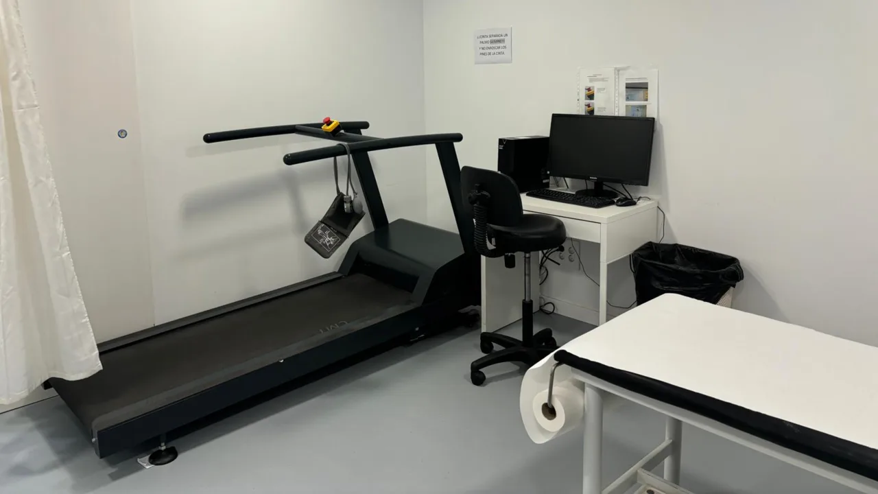 Sala de un centro médico equipada, ejemplo de cómo equipar una clínica