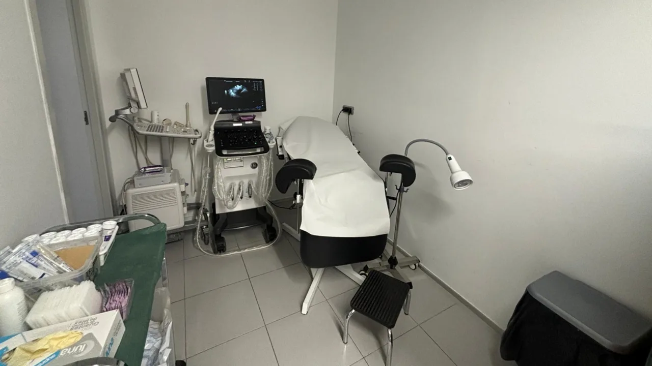 Consulta de ginecología equipada con sillón de exploración y ecógrafo