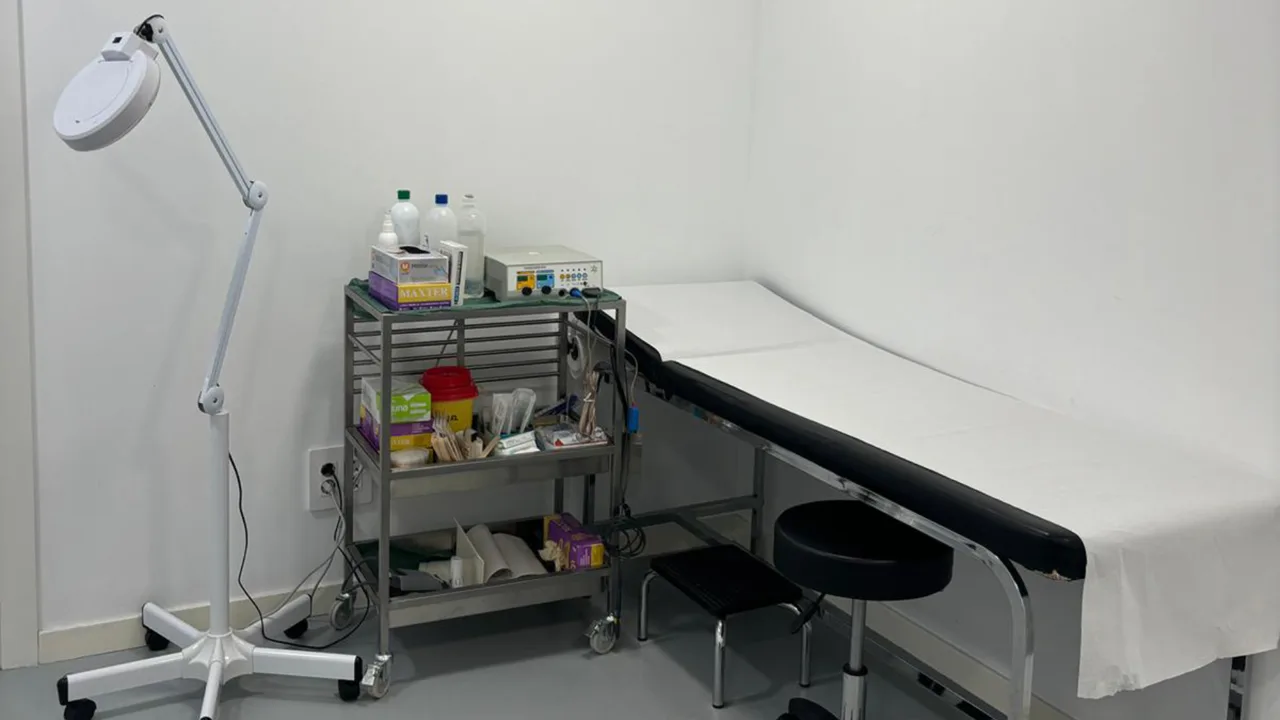 Consulta de una clínica con autorización sanitaria de funcionamiento