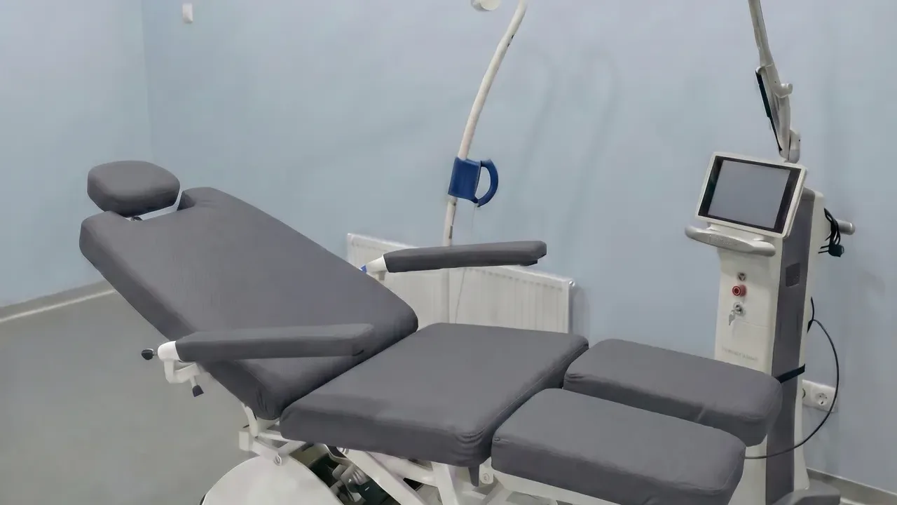 Consulta de podología equipada con sillón de tratamiento y lámpara
