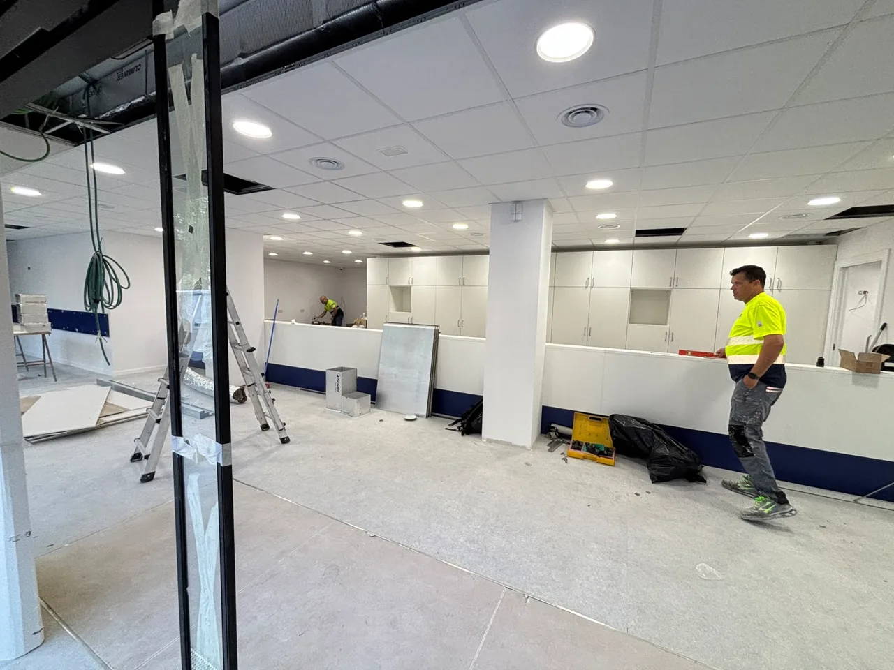 Local acondicionándose para abrir una clínica privada en España