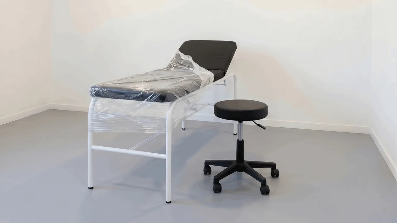 Camilla médica nueva para renovar el equipamiento de una clínica
