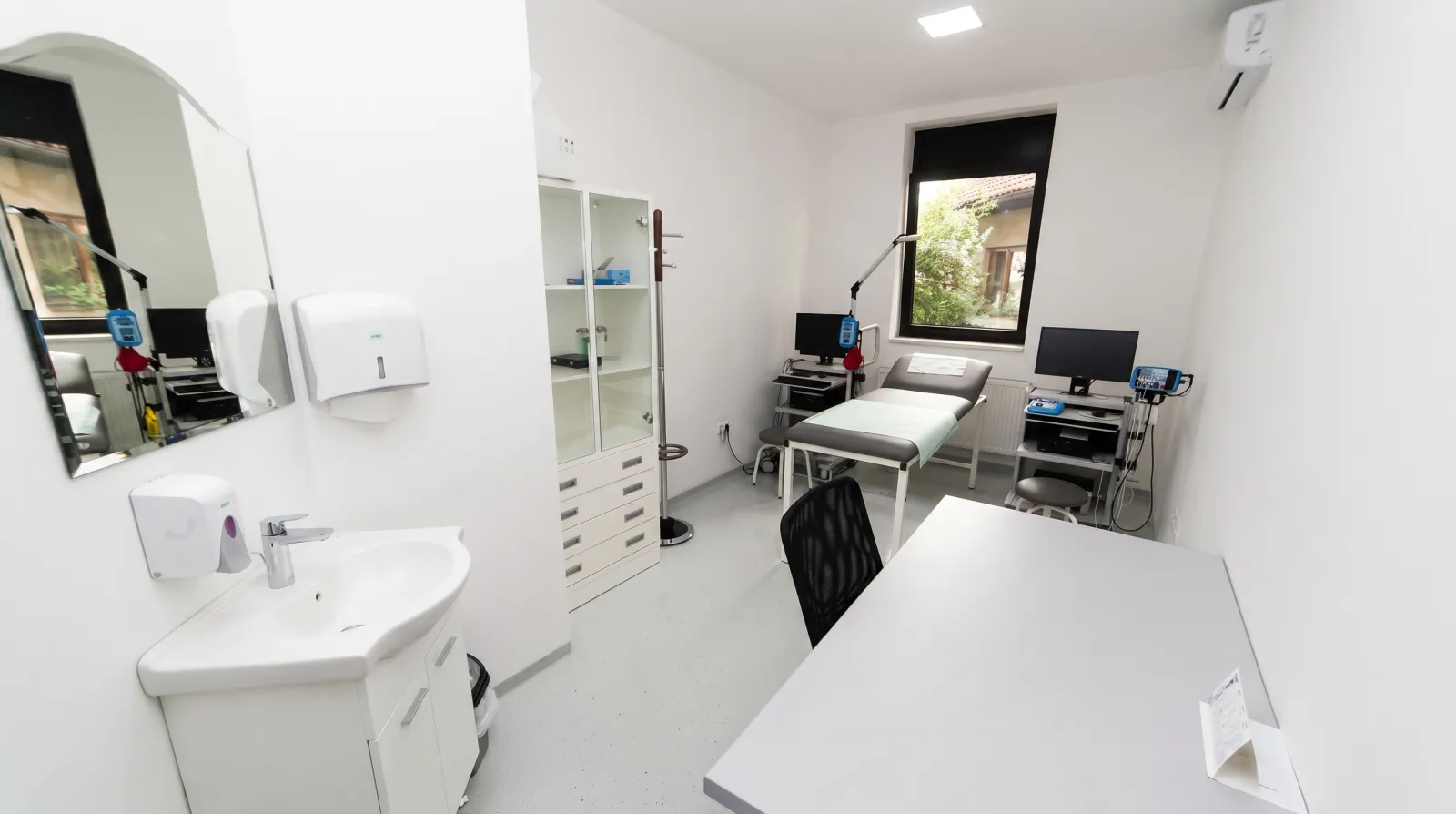 Sala de consulta y exploración equipada por Medibs