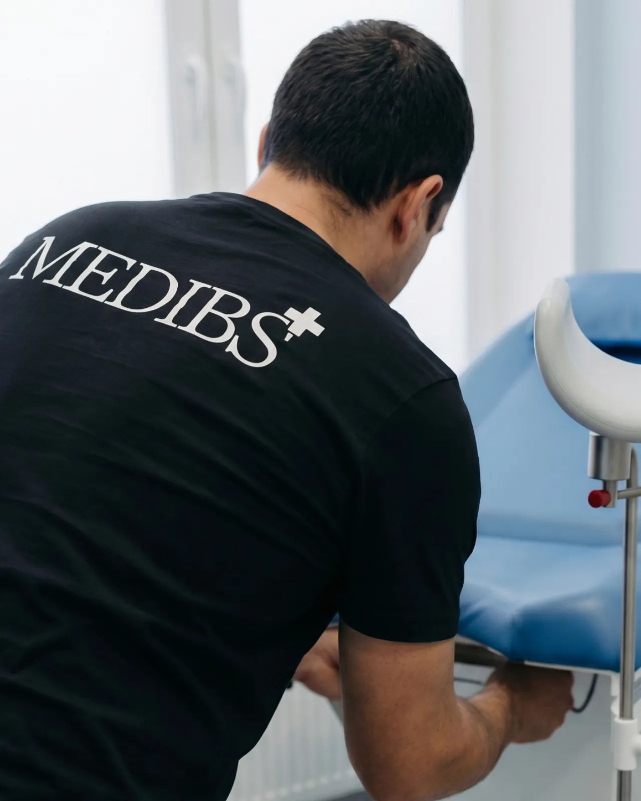 Técnico de Medibs realizando mantenimiento de equipamiento médico